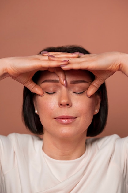 Foto vista frontal mujer practicando yoga facial