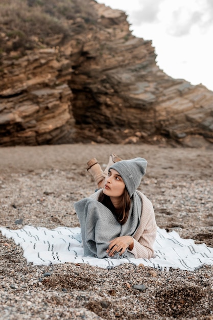 Foto vista frontal, de, mujer, relajante, en la playa, solo