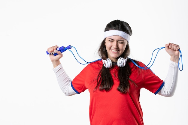 Foto vista frontal de las mujeres jóvenes en ropa deportiva