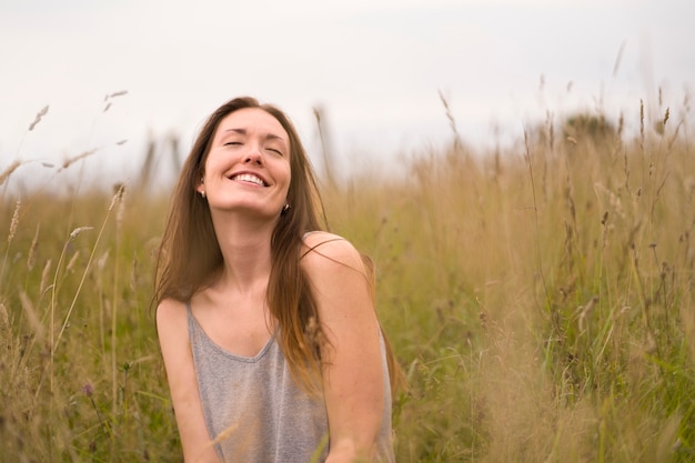 Vista frontal mulher sorridente na natureza