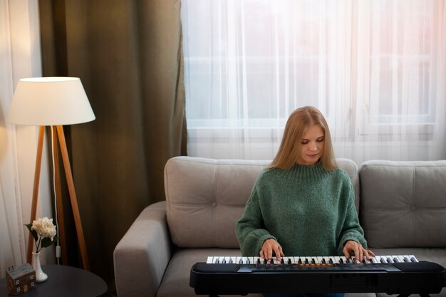 Foto vista frontal mulher tocando piano