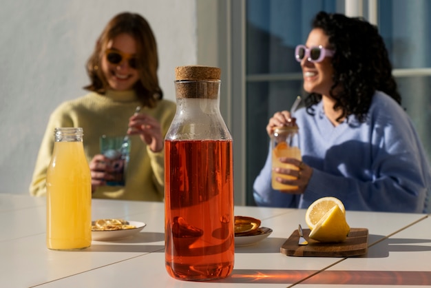 Foto vista frontal mulheres bebendo kombucha