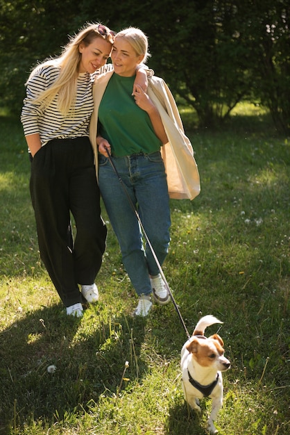 Foto vista frontal mulheres passeando com cachorro