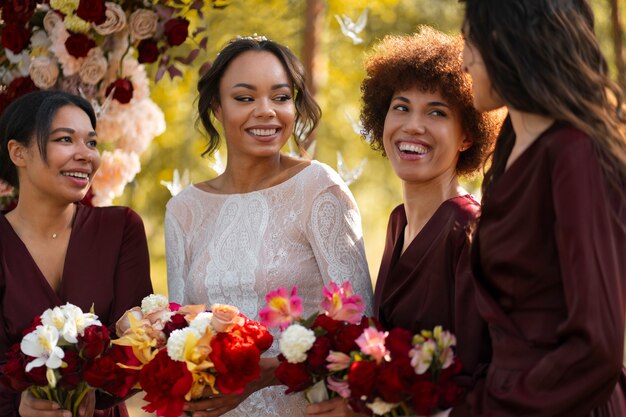 Foto vista frontal mulheres posando juntas no casamento