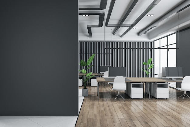 Vista frontal na parede preta em branco com lugar para o seu logotipo ou texto no escritório de coworking elegante espaçoso com espaços de trabalho aconchegantes de piso de madeira e plantas verdes renderização em 3D mock up