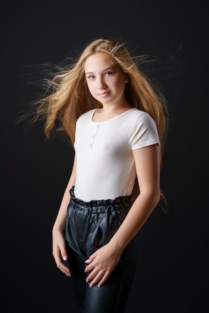 Vista frontal de la niña sonriente con cabello largo y rubio