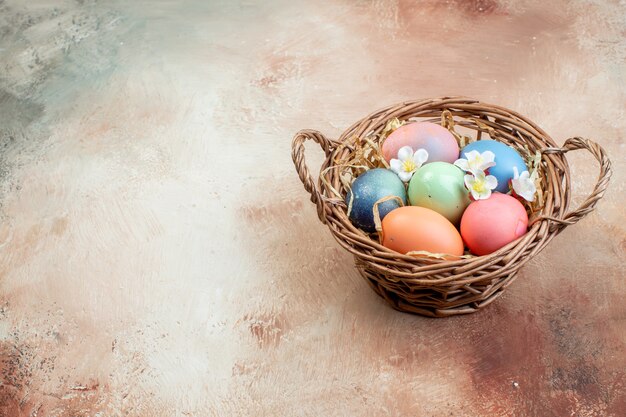 vista frontal ovos de páscoa coloridos dentro de uma cesta em fundo marrom feriado ornamentado horizontal primavera páscoa