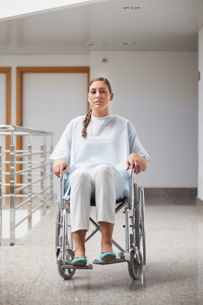 Vista frontal de un paciente sentado en una silla de ruedas