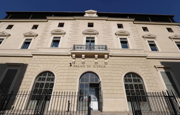 La vista frontal del palacio de justicia de la isla de Ajaccio Córcega Francia