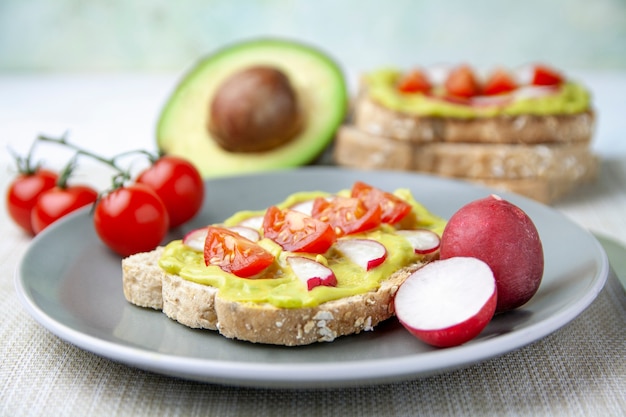 Vista frontal de pan tostado con aguacate.