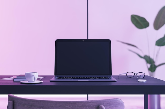 Vista frontal en la pantalla de un portátil moderno negro en blanco con espacio para diseño web o sitio web en una mesa de trabajo oscura con taza de café y anteojos en el fondo de la pared púrpura simulacro de representación 3D