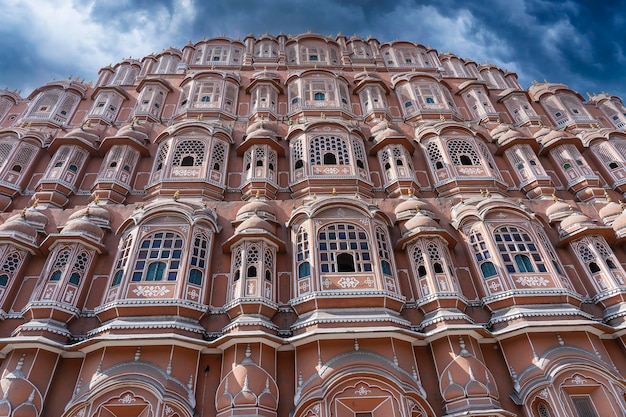 Vista frontal de la pared de Hawa Mahal palacio rosa de los vientos en la ciudad vieja de Jaipur Rajasthan India Antecedentes de la arquitectura india de cerca