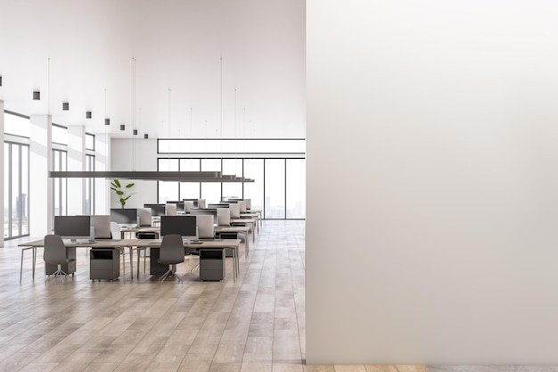 Vista frontal en una pared de luz en blanco con lugar para su logotipo en una espaciosa área de oficinas iluminada por el sol con acogedores espacios de trabajo ventanas panorámicas de techo alto con vista a la ciudad y piso de madera simulacro de representación 3D