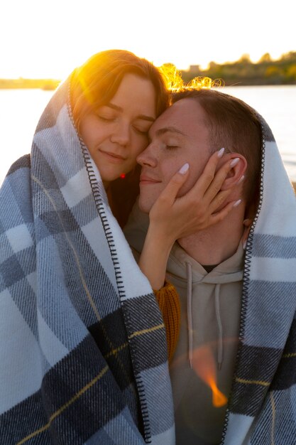 Foto vista frontal pareja en actitud cariñosa