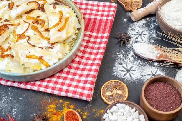 Vista frontal pedaços de massa cozida com cebola frita e ingredientes diferentes em fundo escuro refeição pimenta jantar comida cozinhar prato de foto