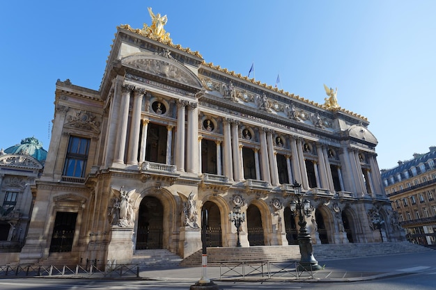 Vista frontal de la Ópera Nacional de París Grand Opera es un famoso edificio neobarroco en París Diseñado por Charles Garnier en 1875 París Francia