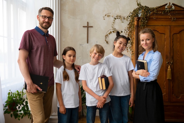 Foto vista frontal de personas y niños en la escuela dominical cristiana