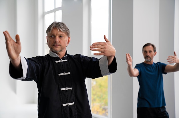 Vista frontal personas practicando tai chi juntos