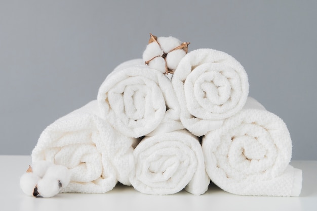 Vista frontal pila de toallas con algodón