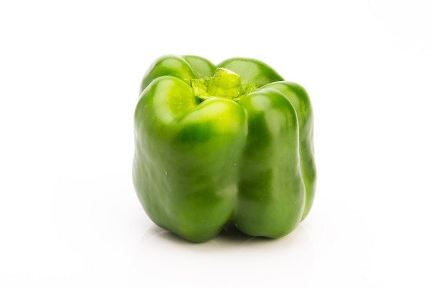 Vista frontal de pimiento verde sobre un fondo blanco, vegetal para dar sabor