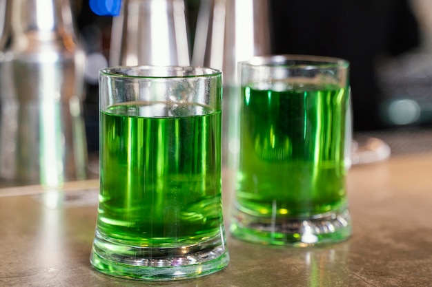 Foto vista frontal de pintas con bebidas en el bar para st. día de san patricio