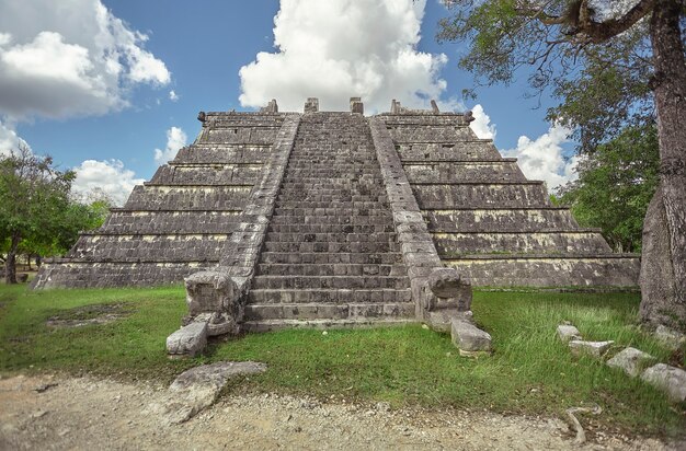 Foto vista frontal de una pirámide del complejo arqueológico de chichén itzá en méxico