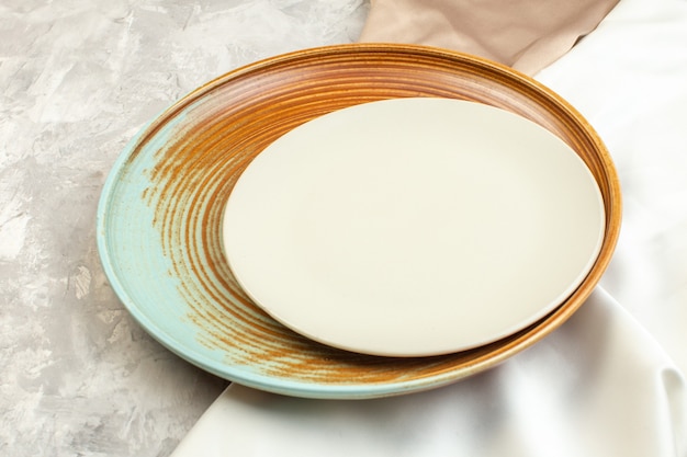 vista frontal placa marrom com placa branca na superfície clara cozinha comida senhora refeição horizontal cor de vidro