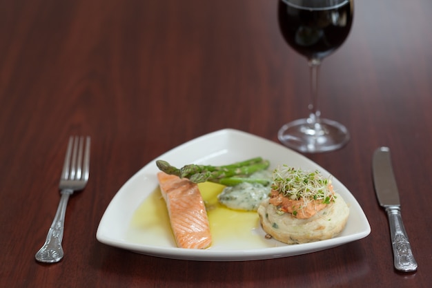 Vista frontal del plato de salmón con espárragos