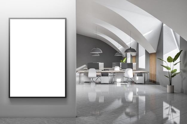 Vista frontal en un póster blanco en blanco con espacio para su logotipo o texto en una pared gris claro en una espaciosa oficina de coworking iluminada por el sol con lugares de trabajo acogedores, piso gris brillante y maqueta de representación 3D de plantas verdes