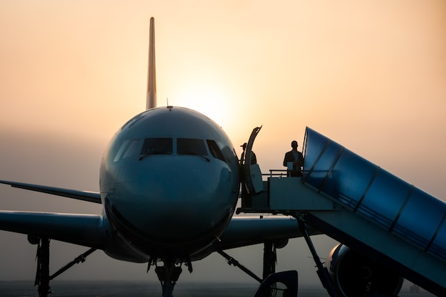 Foto vista frontal de primer plano de avión en la niebla