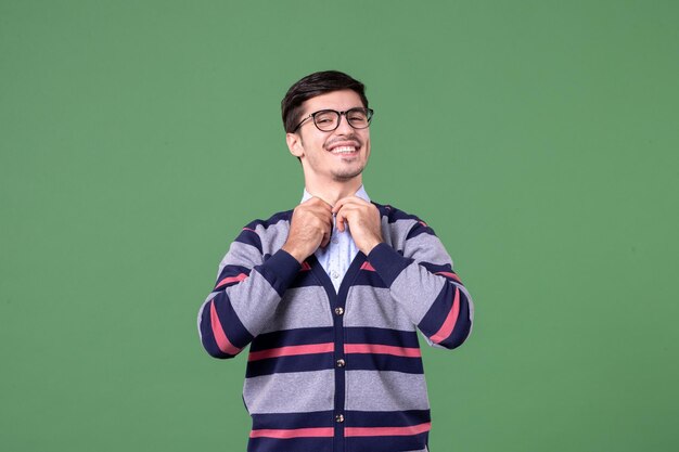 vista frontal professor masculino sobre fundo verde biblioteca mulher livro aula cor faculdade trabalhos escola estudante universidade