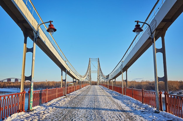 Foto vista frontal de un puente