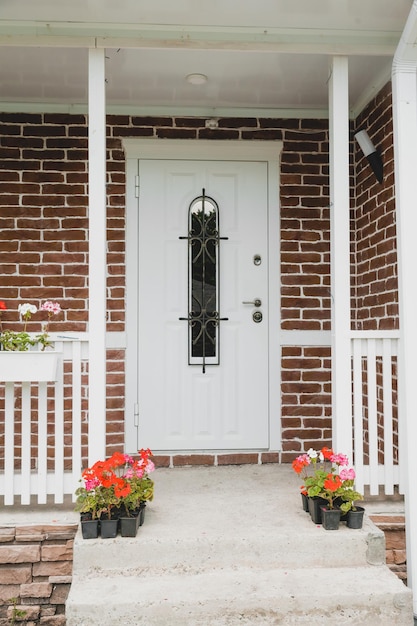 Foto vista frontal de una puerta de madera blanca simple de una puerta frontal blanca en una casa