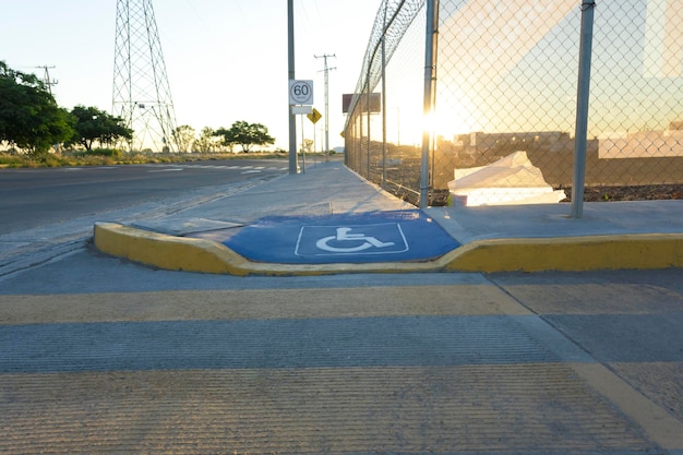 Vista frontal de la rampa para sillas de ruedas en una esquina peatonal en el concepto de calle de lugares accesibles