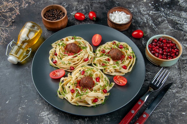 Vista frontal rebanadas de masa cocida con albóndigas sobre fondo gris pasta carne plato cena cocina color restaurante