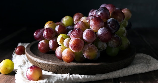 Vista frontal del recipiente con uvas de otoño