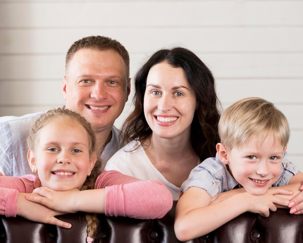 Vista frontal del retrato de familia feliz