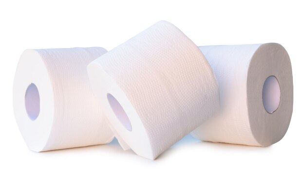 Vista frontal de rollos de papel higiénico o de papel higiênico en pila aislados sobre un fondo blanco