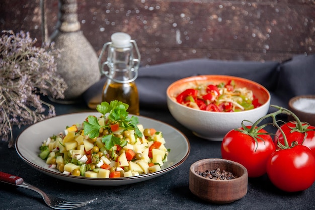 vista frontal saborosa salada de vegetais com garfo na superfície escura dieta pão comida cozinha cor saúde almoço horizontal