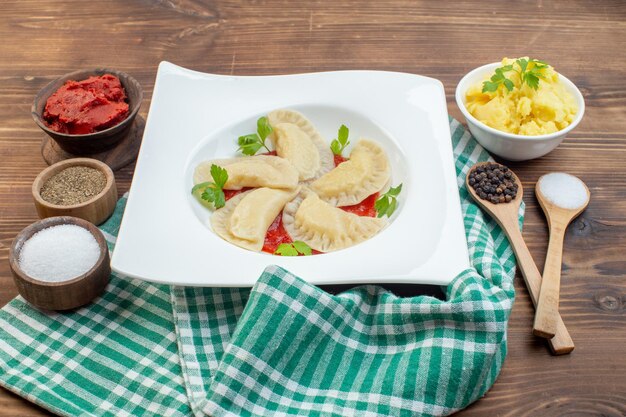 vista frontal saborosos bolos quentes de batata com pasta de tomate e temperos em fundo marrom cozinhando assar cozinha restaurante massas serviço massa