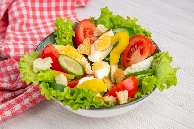 Vista frontal sabrosa ensalada de verduras con huevos sobre fondo blanco ensalada almuerzo dieta comida madura desayuno vida saludable comida