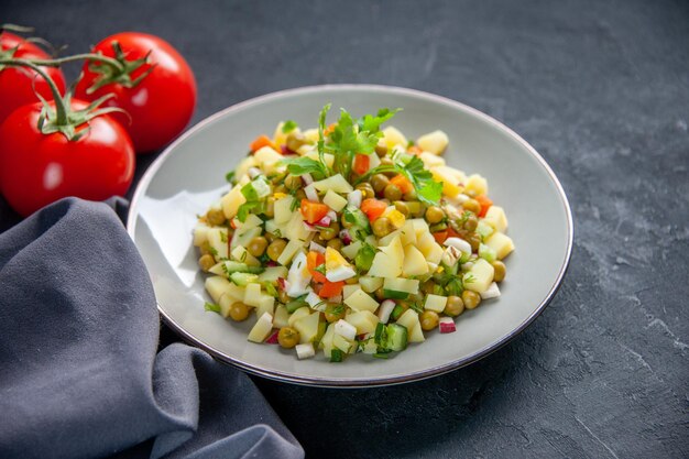 Vista frontal salada de vegetais com tomates vermelhos na superfície escura dieta pão comida cozinha cor refeição horizontal saúde almoço