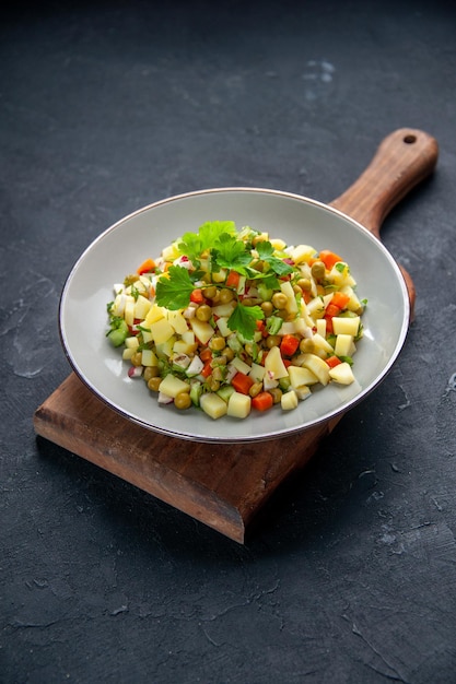 vista frontal salada saborosa com feijão, batata e ovos dentro do prato fundo escuro refeição dieta comida cor restaurante cozinha horizontal