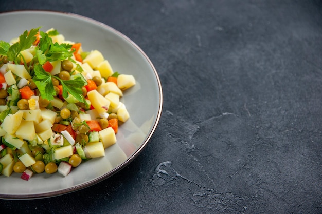 Vista frontal salada saborosa consiste em ovos, feijão e batata dentro do prato na superfície escura cozinha saúde almoço pão horizontal dieta alimentar cor refeição espaço livre