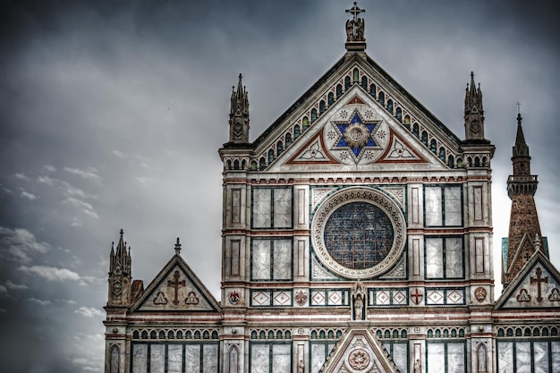 Vista frontal de Santa Croce bajo un espectacular cielo gris Italia