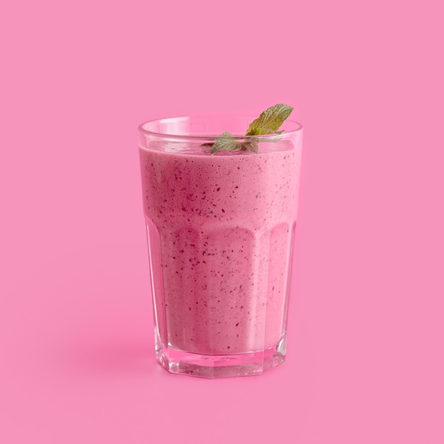 Vista frontal smoothie rosa em vidro com hortelã
