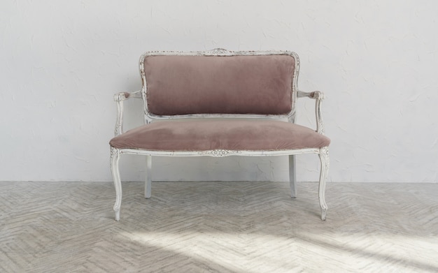 Foto vista frontal del sofá francés vintage de madera. sillón sucio retro de terciopelo rosa