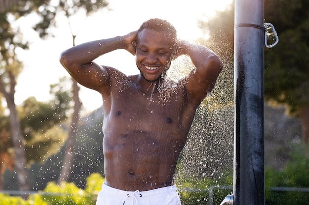 Foto vista frontal sonriente hombre tomando ducha