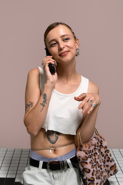 Foto vista frontal sonriente mujer hablando por teléfono
