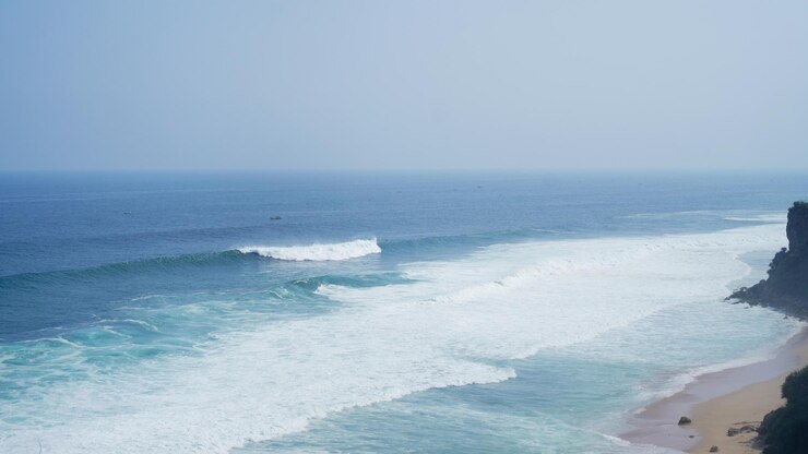 La vista frontal superior muestra olas rodantes desde el medio del mar con espuma blanca